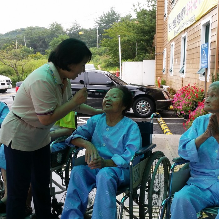 오전 체조의 시간.어르신들의 즐거운 모습을 담았습니다.