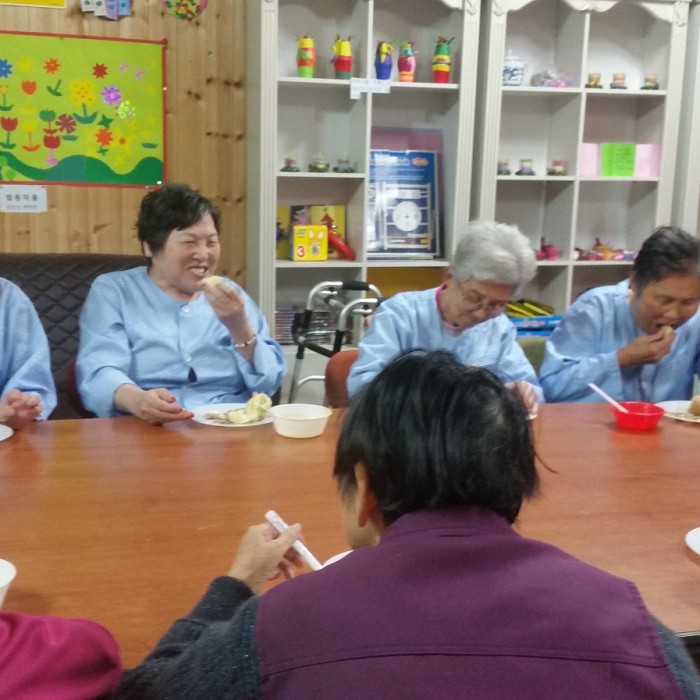 어르신들의 즐거운 요리시간 입니다.